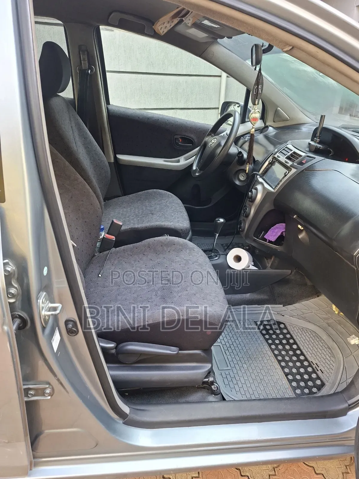 Toyota Yaris Base Sedan 4dr 2010 Silver