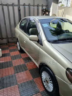 Toyota Platz 2001 Gold