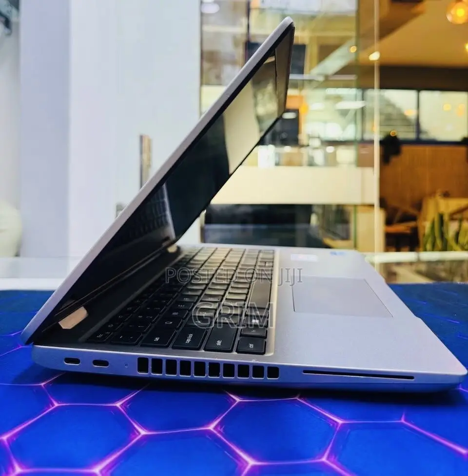 New Laptop Dell Precision 3581 16GB Intel Core i7 SSD 512GB