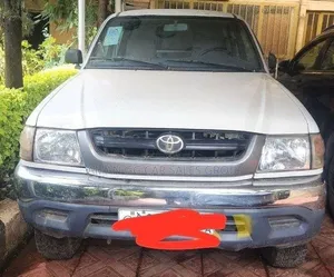 Toyota Hilux 2004 Ivory