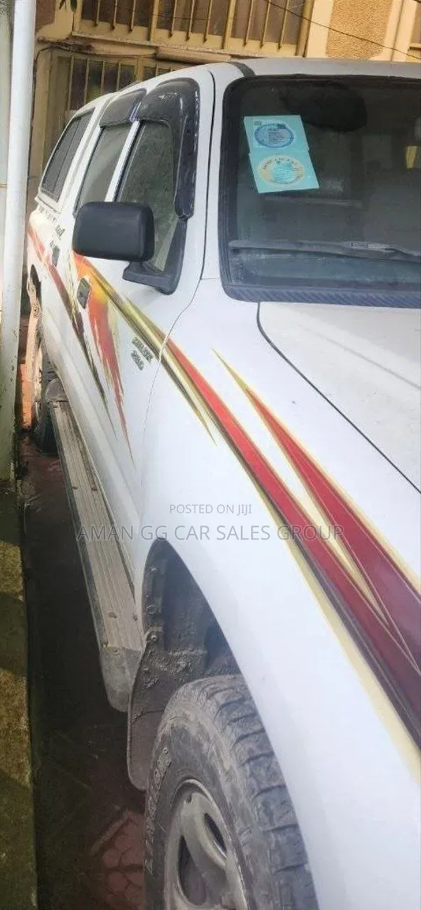 Toyota Hilux 2004 Ivory