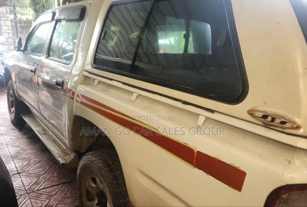 Toyota Hilux 2004 Ivory