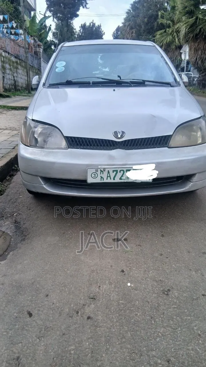Toyota Platz 2001 Silver
