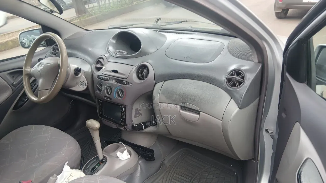 Toyota Platz 2001 Silver