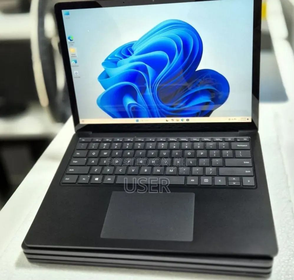 New Laptop Microsoft Surface 16GB Intel Core i7 SSD 256GB