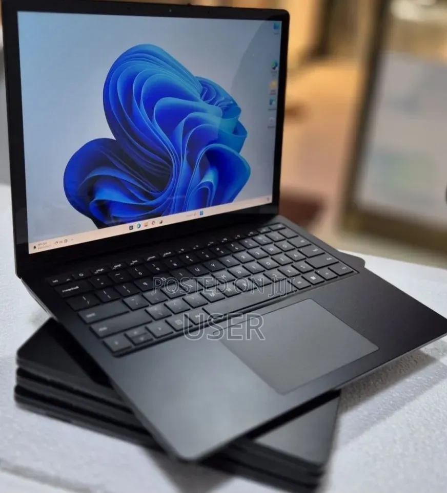 New Laptop Microsoft Surface 16GB Intel Core i7 SSD 256GB