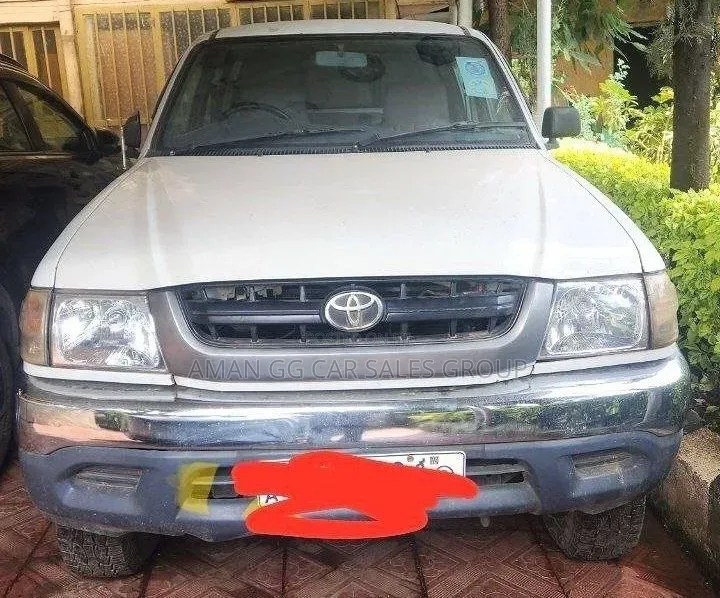 Toyota Hilux 2004 Ivory