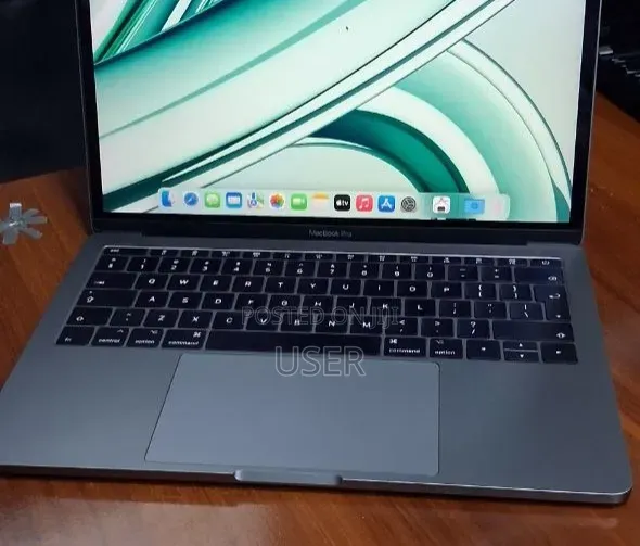 New Laptop Apple MacBook Pro 2017 8GB Intel Core i5 SSD 256GB