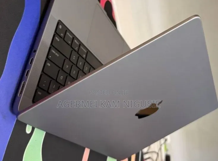 New Laptop Apple MacBook Pro 2023 M3 8GB Intel Core Ultra 7 SSD 512GB