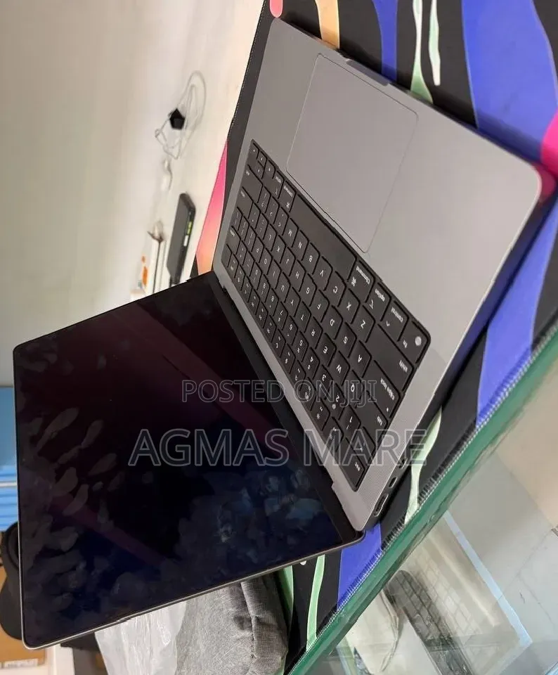 New Laptop Apple MacBook Pro 2023 M3 8GB Apple M3 SSD 512GB