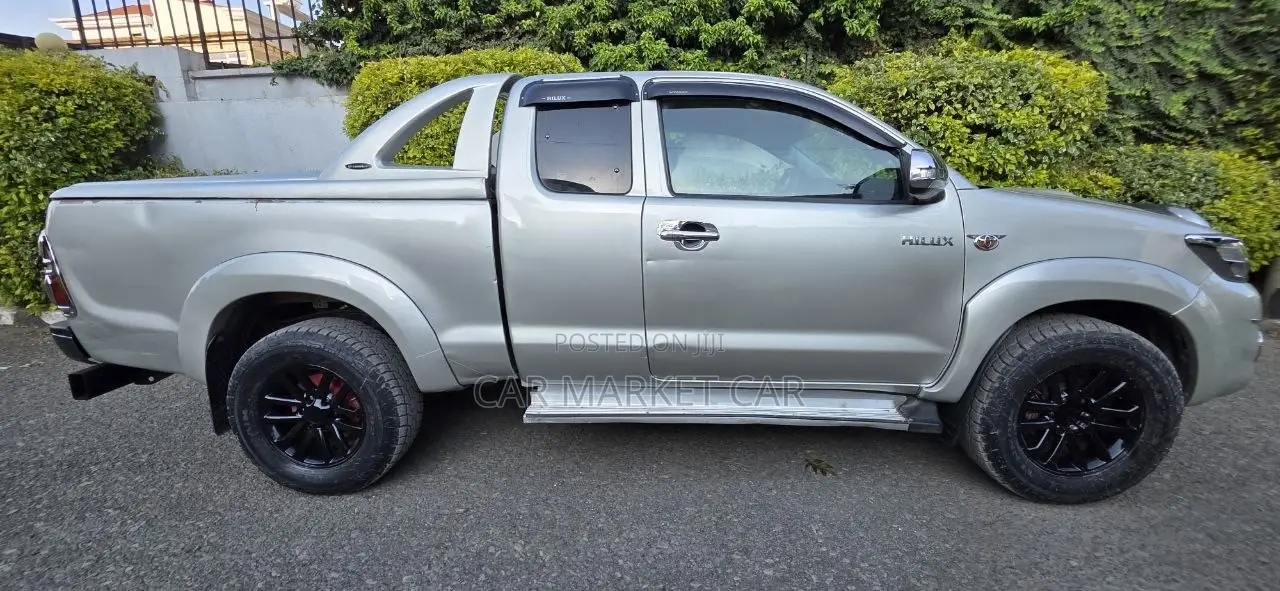 Toyota Hilux SR 2013 Gold