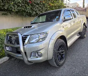 Toyota Hilux SR 2013 Gold
