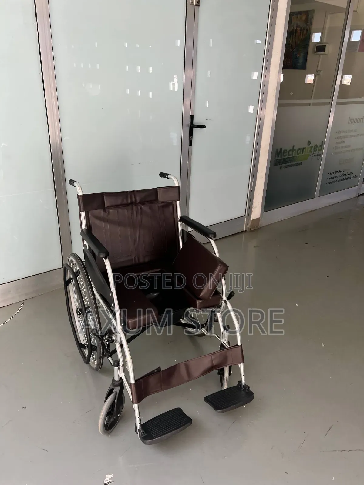 ምቹ ማንዋል ዊልቸር ከኮማድ ጋር — Comfortable Manual Wheelchair With Commode