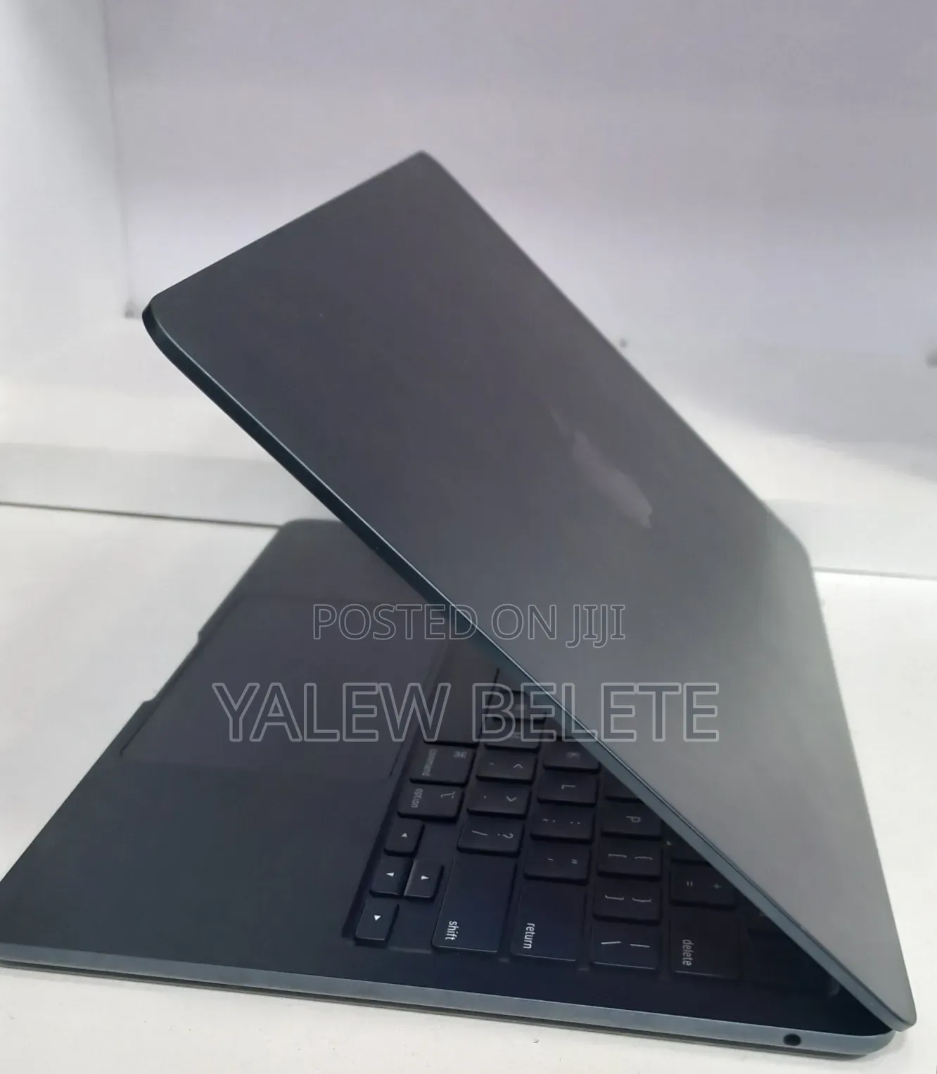New Laptop Apple MacBook Air 2022 M2 8GB Apple M2 SSD 256GB