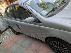 Toyota Platz 2001 Silver