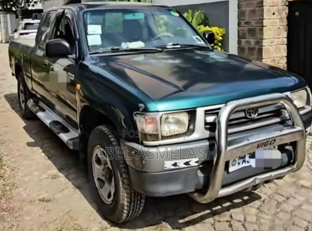 Toyota Hilux 2000 Matt Black