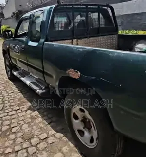 Toyota Hilux 2000 Matt Black