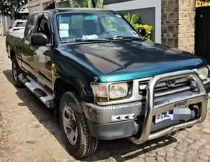 Toyota Hilux 2000 Matt Black