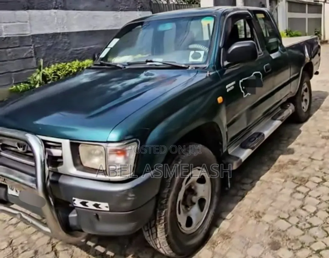 Toyota Hilux 2000 Matt Black