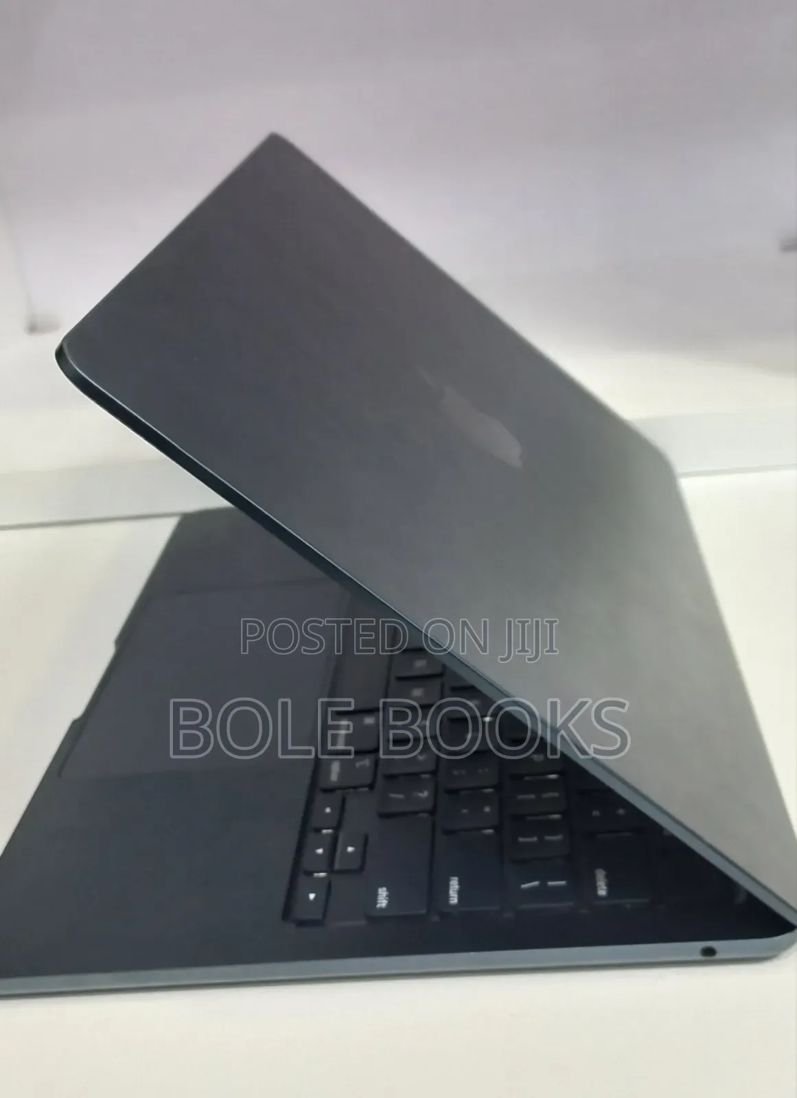 New Laptop Apple MacBook Air 2022 M2 8GB Intel Core i5 SSD 256GB