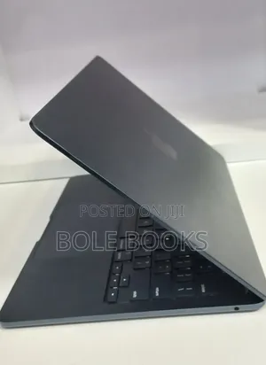 New Laptop Apple MacBook Air 2022 M2 8GB Intel Core i5 SSD 256GB