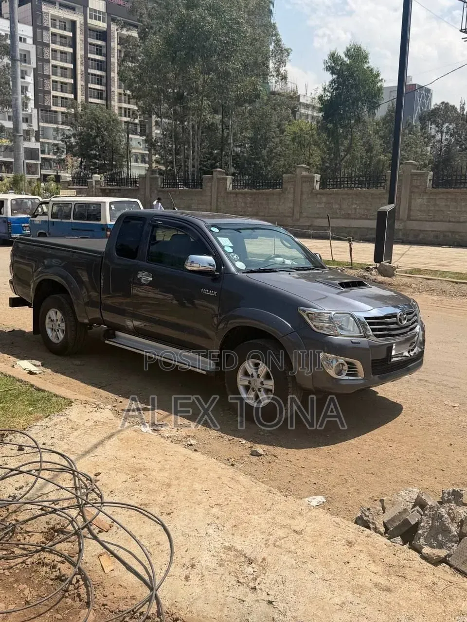 Toyota Hilux 2013 Gray