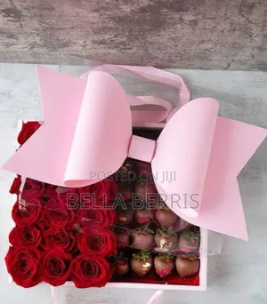 Luxury Chocolate Covered Strawberries With Natural Flowers for Gifts