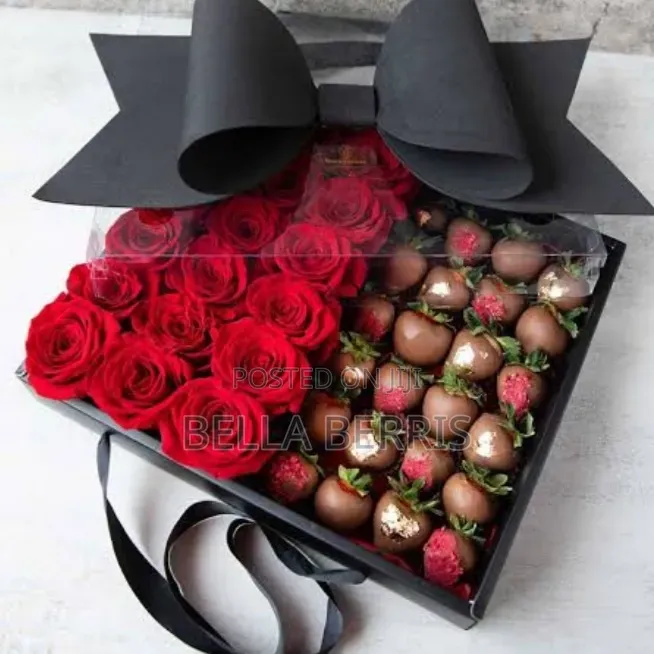 Luxury Chocolate Covered Strawberries With Natural Flowers for Gifts