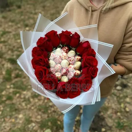 Luxury Chocolate Covered Strawberries With Natural Flowers for Gifts