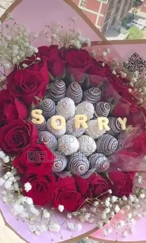 Luxury Chocolate Covered Strawberries With Natural Flowers for Gifts