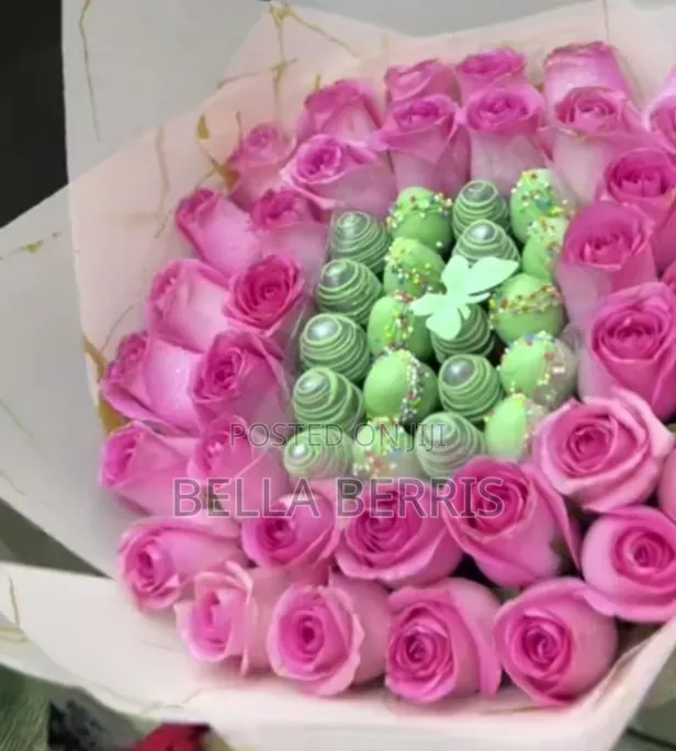 Luxury Chocolate Covered Strawberries With Natural Flowers for Gifts