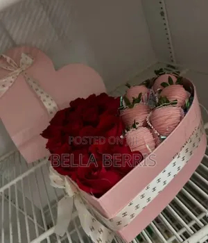Luxury Chocolate Covered Strawberries With Natural Flowers for Gifts
