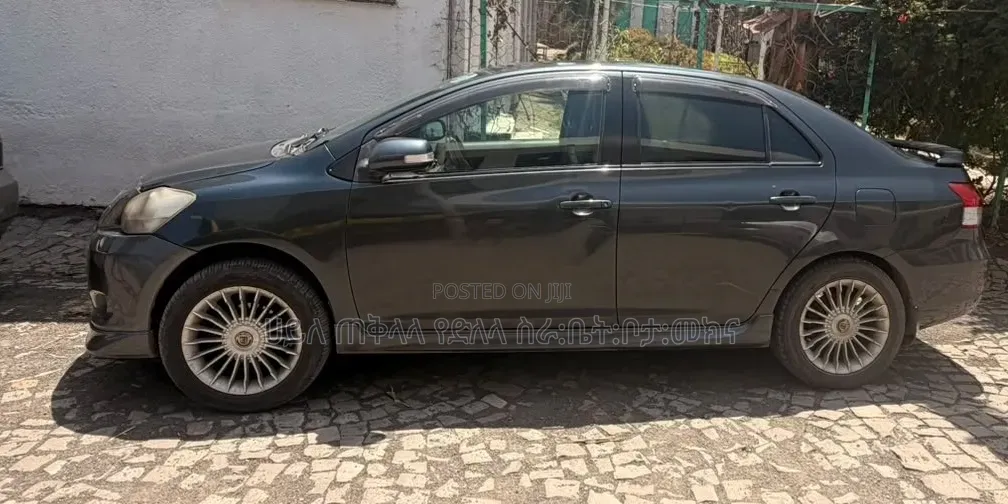Toyota Yaris 2010 Gray