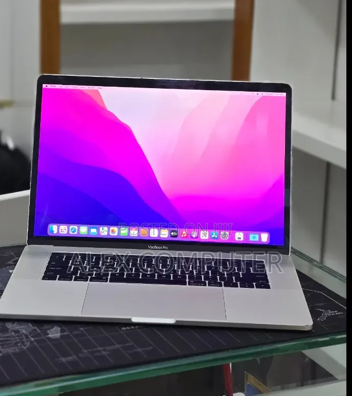 New Laptop Apple MacBook Pro 2017 16GB Intel Core i7 SSD 512GB