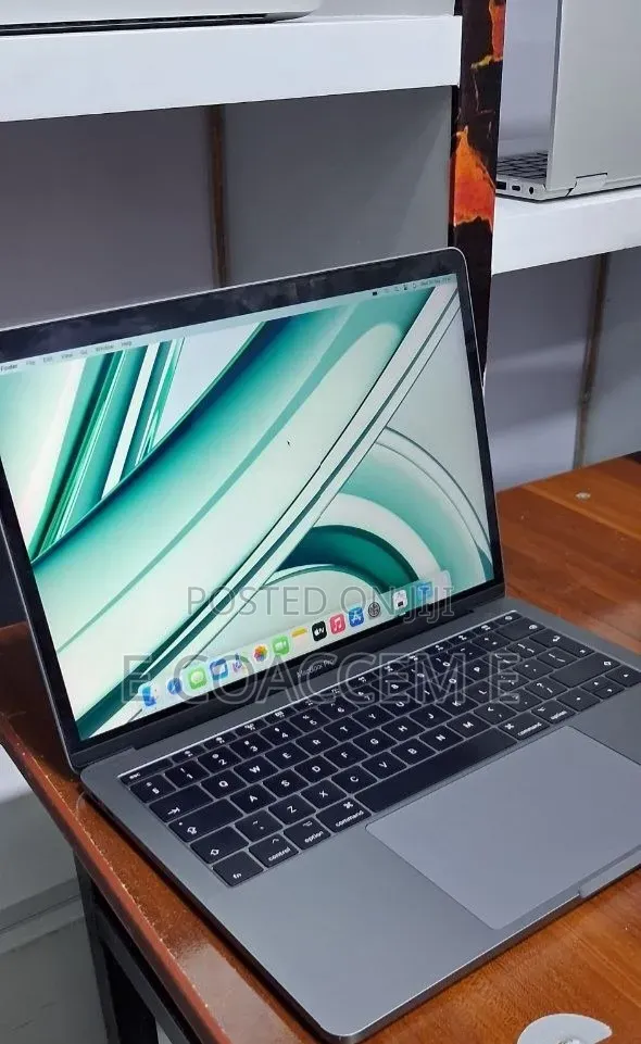 New Laptop Apple MacBook 8GB Intel Core i5 SSD 256GB