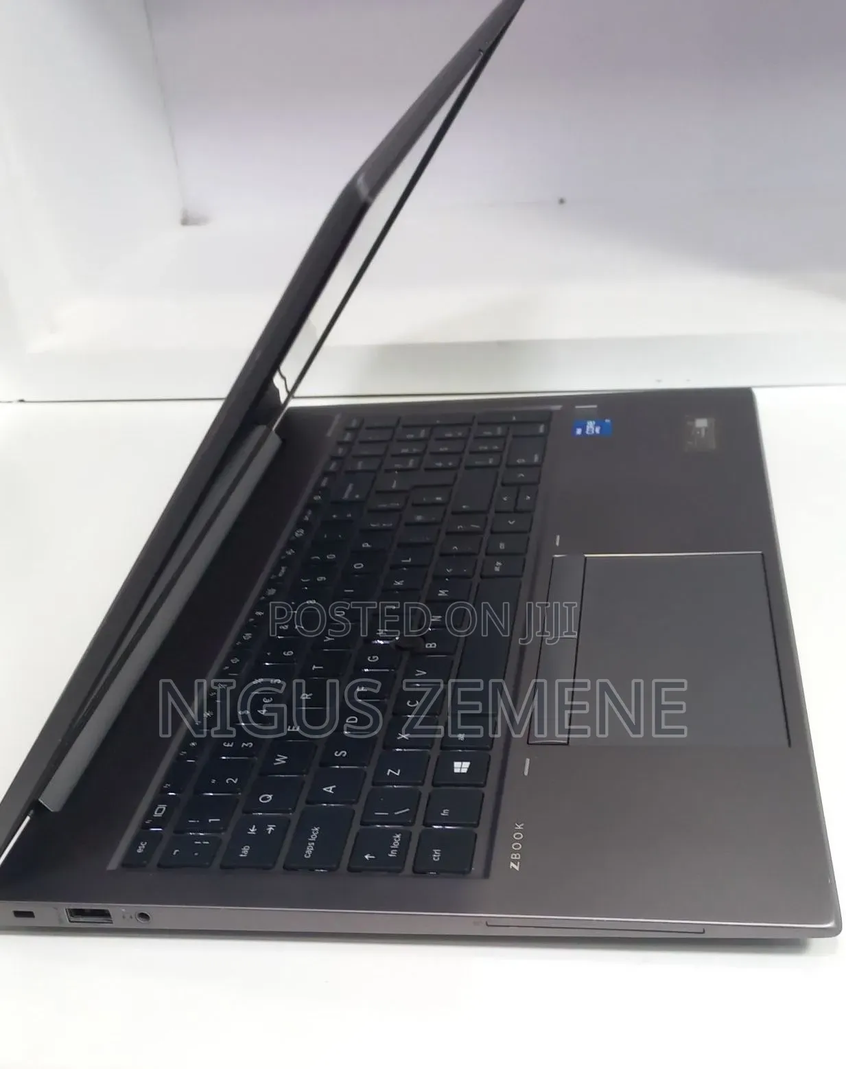 New Laptop HP ZBook Firefly G8 16GB Intel Core i7 SSD 512GB