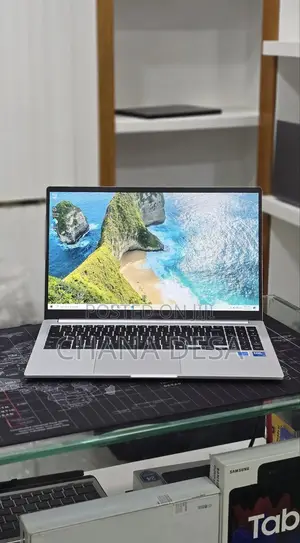 New Laptop Samsung Galaxy Book4 16GB Intel Core 7 SSD 512GB