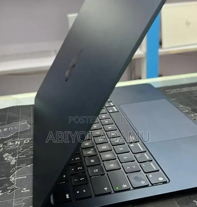 New Laptop Apple MacBook Air 2022 M2 16GB Apple M2 SSD 512GB