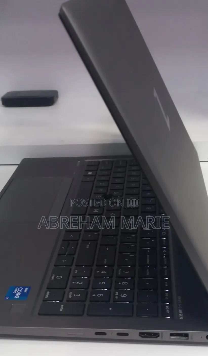 New Laptop HP ZBook Firefly G8 16GB Intel Core i7 SSD 512GB