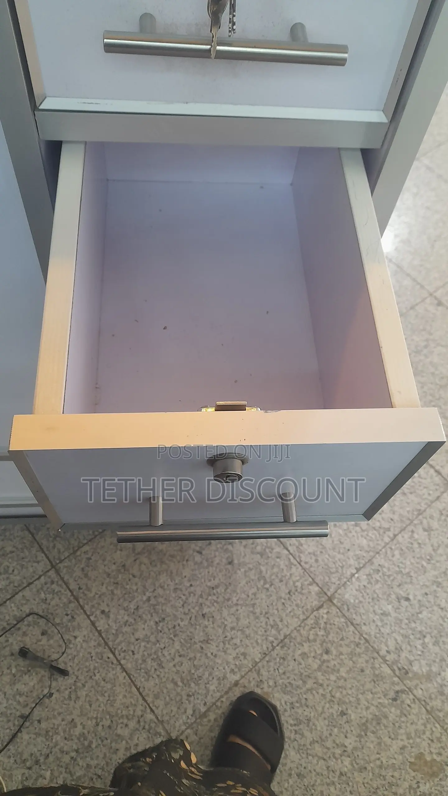 √ High Qulity Glass Display Allmost New 120m Good Condition