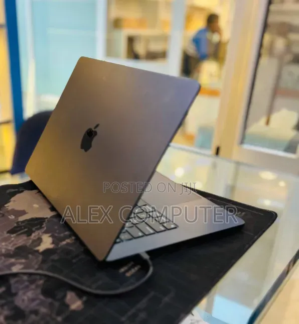 New Laptop Apple MacBook Air 2024 M3 8GB Apple M3 SSD 256GB