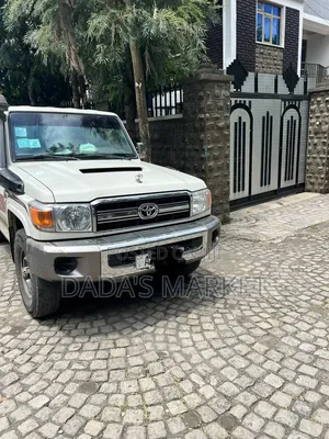 Toyota Land Cruiser 2017 White