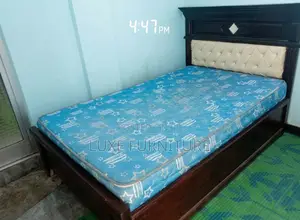 አልጋ + ፍራሽ በጥሩ ደረጃ ላይ ያለ (Dark Wood Bed + Mattress)