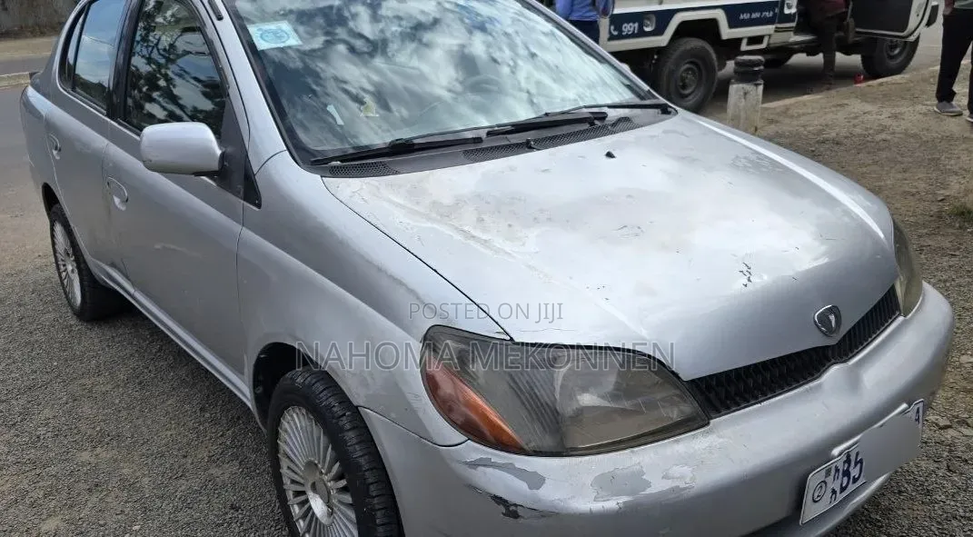 Toyota Platz 2001 Silver