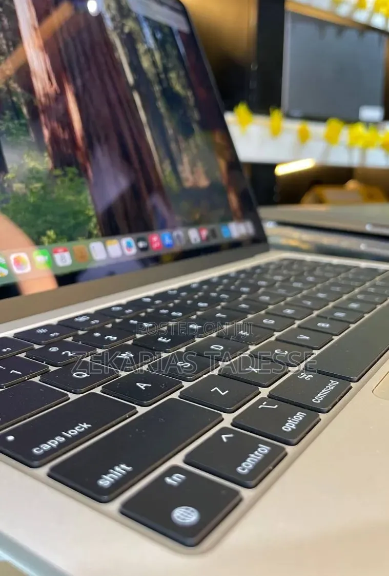 New Laptop Apple MacBook Air 2025 M4 16GB Apple M4 SSD 512GB