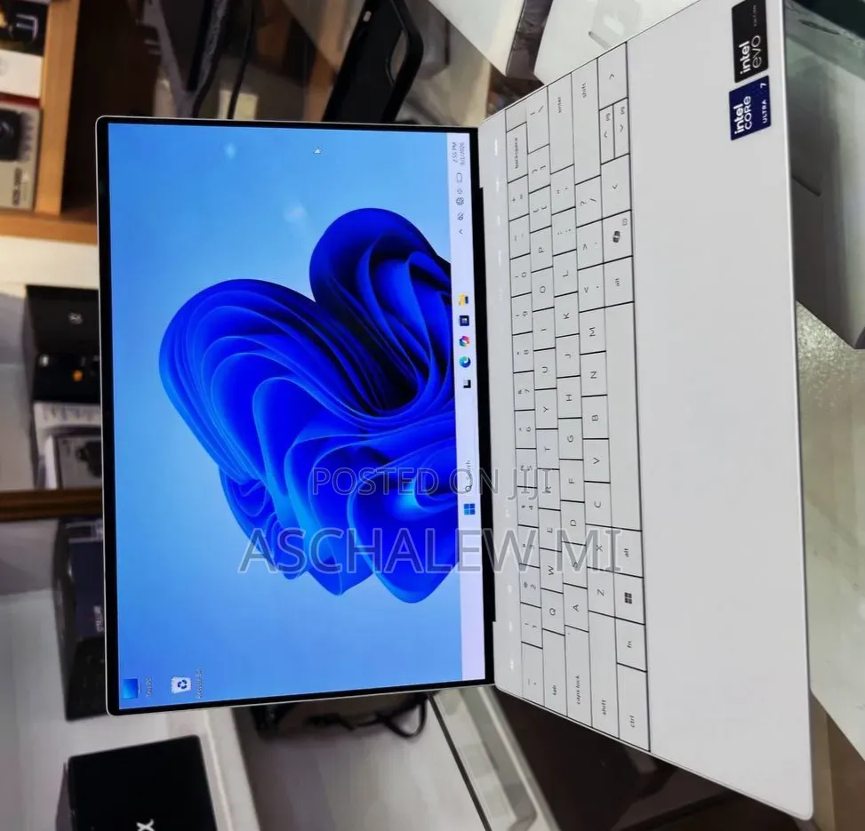 New Laptop Dell XPS 13 16GB Intel Core Ultra 7 SSD 512GB