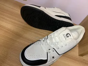 Title: White & Black Men’s Casual Sneakers – Stylish Athletic Shoes