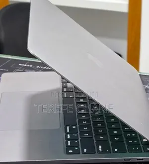 New Laptop Apple MacBook Pro 2022 M2 16GB Apple M2 SSD 256GB