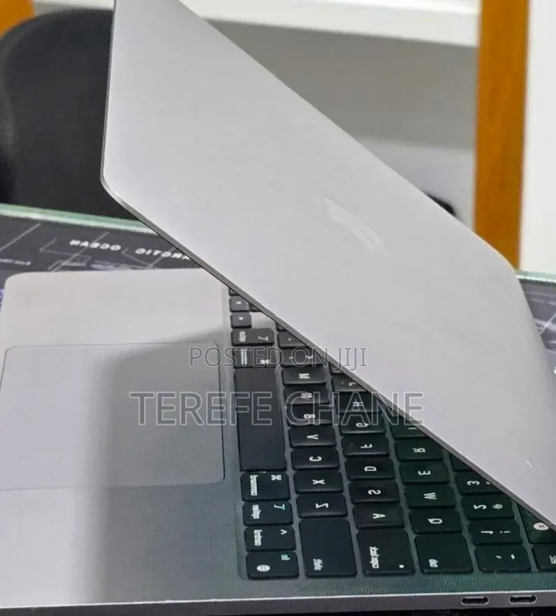 New Laptop Apple MacBook Pro 2022 M2 16GB Apple M2 SSD 256GB