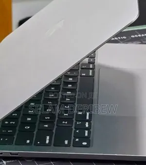 New Laptop Apple MacBook Pro 2022 M2 16GB Apple M2 SSD 256GB